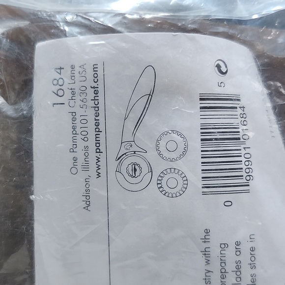 The Pampered Chef Pastry Cutter - Picture 4 of 6